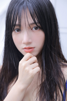 藏在办公桌底下的女人